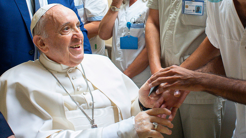 papa francisco se recupera con exito operacion hernia