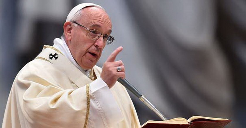 papa francisco senala con su dedo quien juzga a los demas es corrupto e hipocrita
