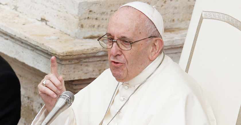 papa francisco sentado ayuda de cristo para enfrentar desafios de la vida
