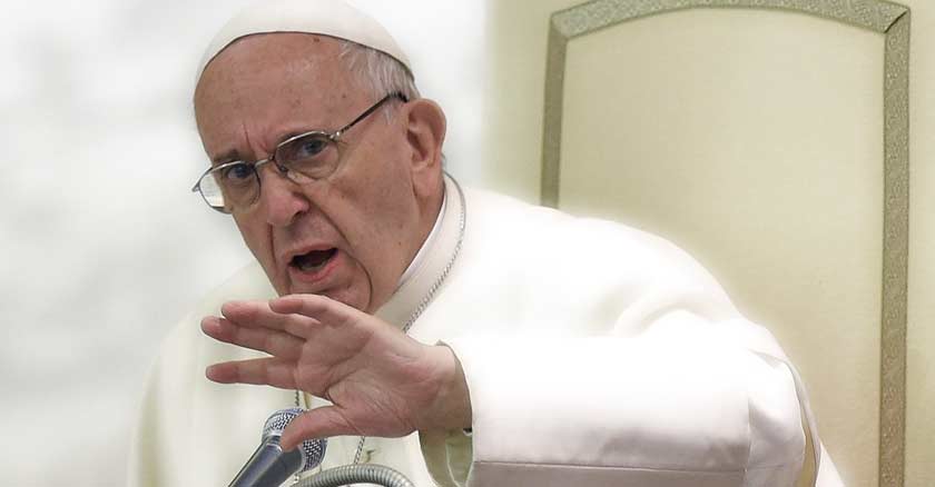 papa francisco sentado en la silla papal silla de pedro vaticano rostro molesto