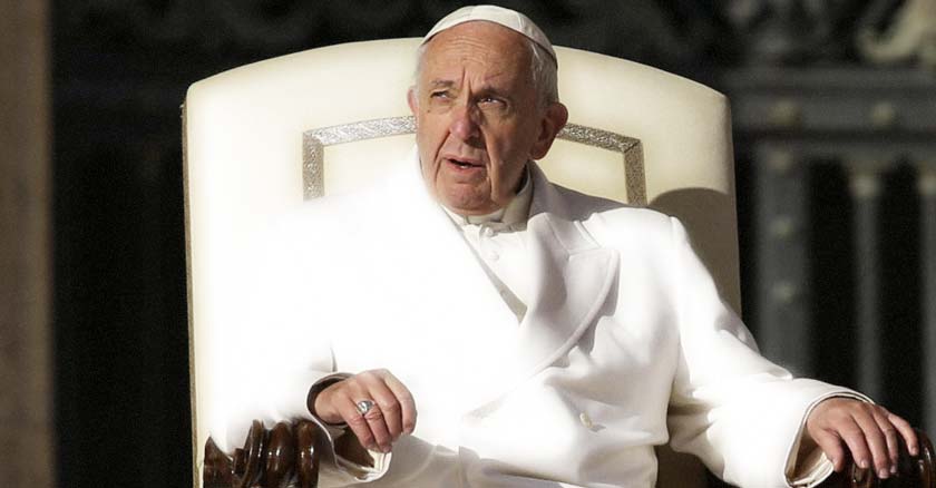 papa francisco sentado en la silla papal viendo hacia un lado