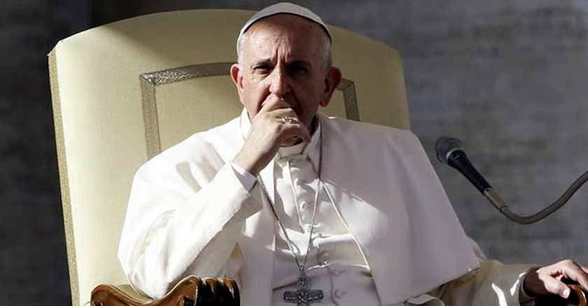 papa francisco sentado en silla papal pensando puedes tener tanto dinero ser persona vacia
