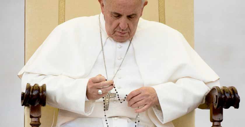 papa francisco sentado pide rezar rosario amenazas del mundo