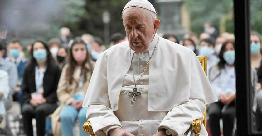 papa francisco sentado reza el santo rosario mundial por el fin de coronavirus covid