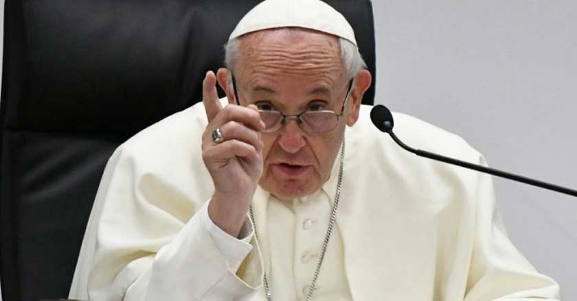 papa francisco sentado senalando con su dedo exhortacion