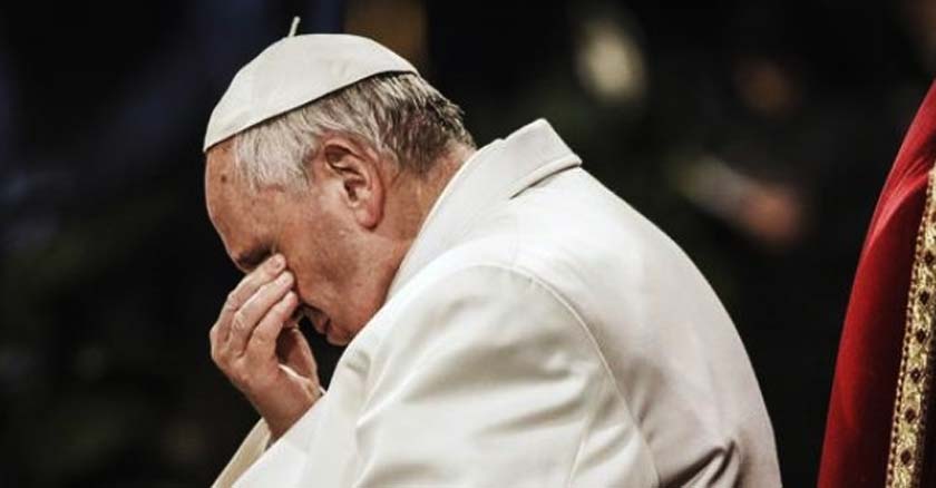 papa francisco sentado silla papal triste dedos cubriendo sus ojos
