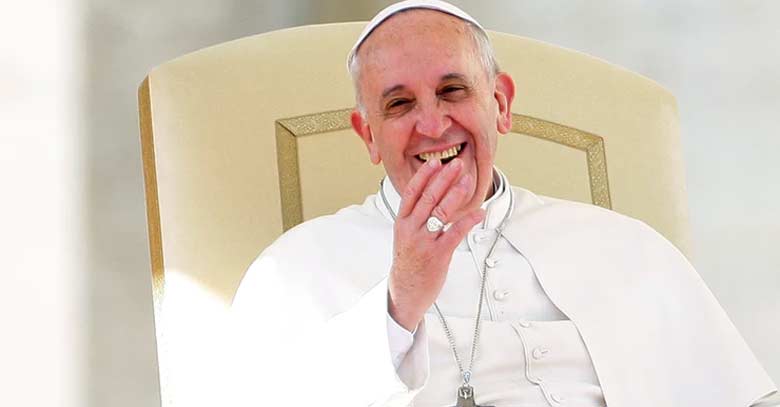papa francisco sentado silla pedro sonriendo 
