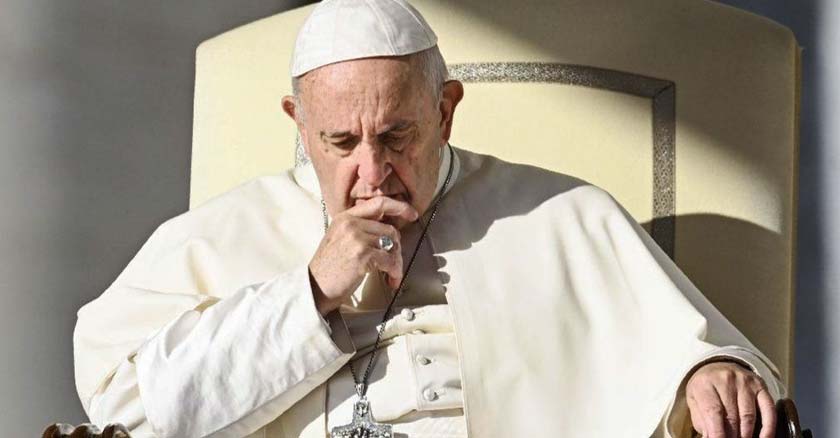 papa francisco sentando en la silla papal petrina pensando mano en su menton
