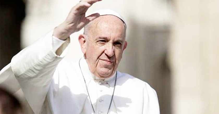 papa francisco serio levanta su mano corazon de los hipocritas del demonio