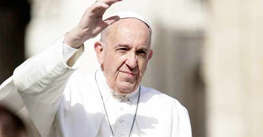 papa francisco serio levanta su mano corazon de los hipocritas del demonio