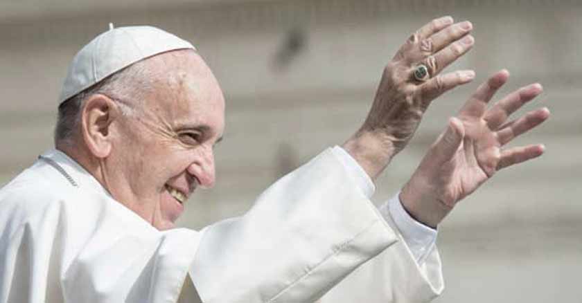 papa francisco sonrie brazos arriba base de esperanza es amor de Dios