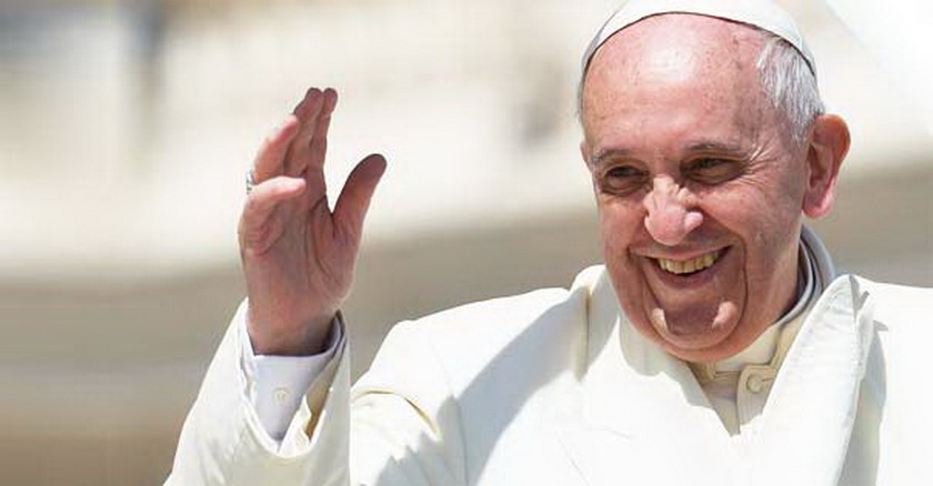 papa francisco sonrie mano arriba saludando 