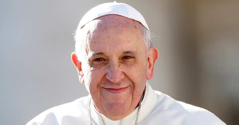 papa francisco sonrie mirando camara