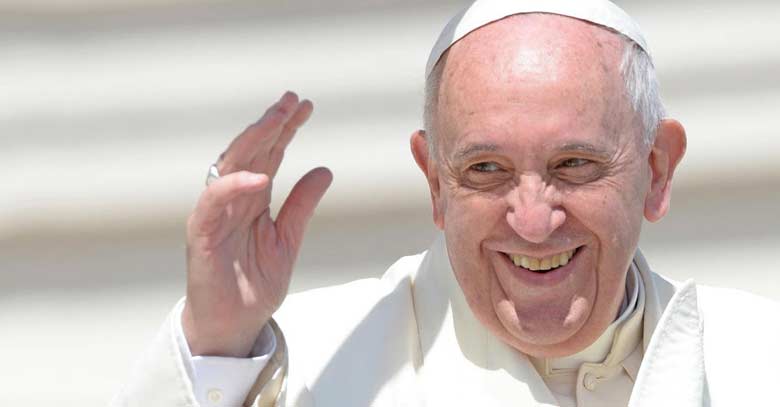 papa francisco sonrie saluda mano arriba 