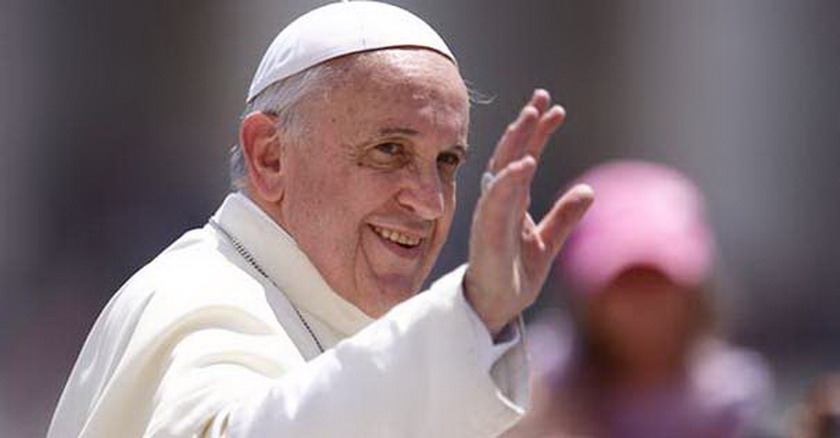 papa francisco sonrie saludo mano arriba