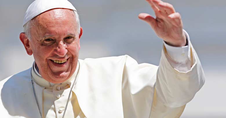 papa francisco sonrie saludo plaza cielo fondo