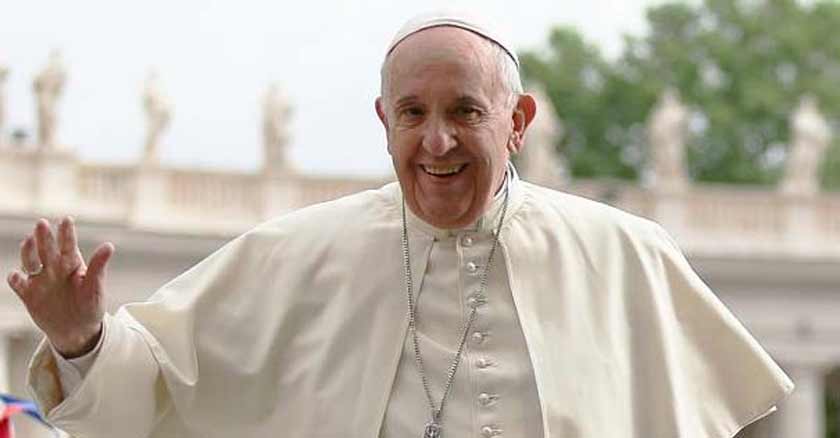 papa francisco sonrie y saluda con su mano cruz efusion del espiritu santo