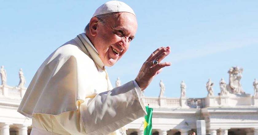 papa francisco sonrie y saluda en plaza de san pedro vaticano cielo azul de fondo