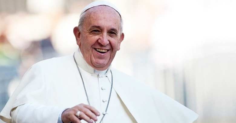 papa francisco sonriendo feliz fondo claro 