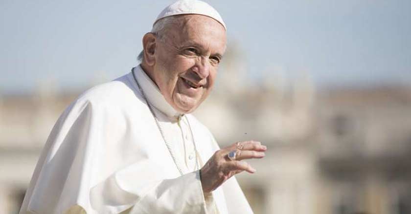 papa francisco sonriendo fondo azul cielo plaza de san pedro 