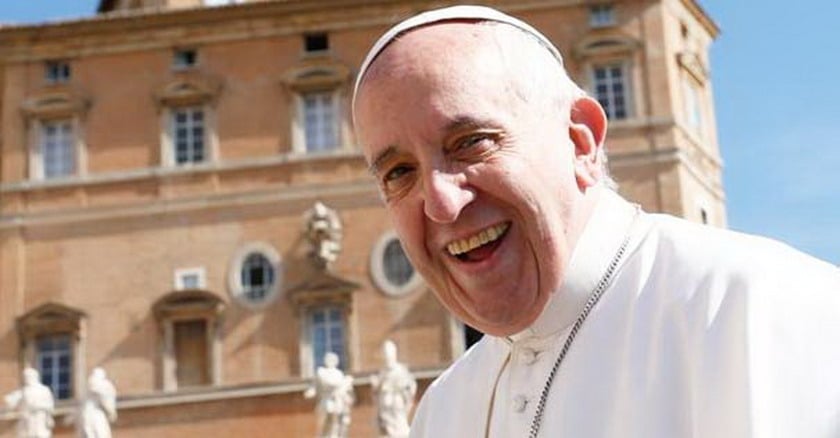 papa francisco sonriendo mucho fondo plaza de san pedro vaticano 