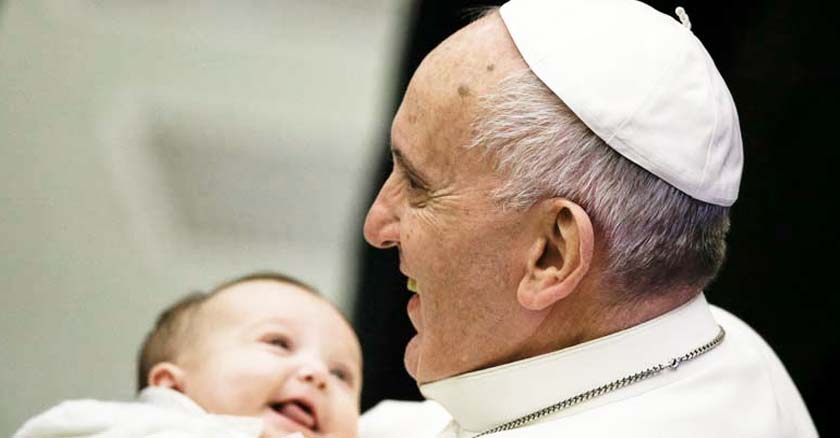 papa francisco sosteniendo un bebe entre sus brazos sonriendo mucho