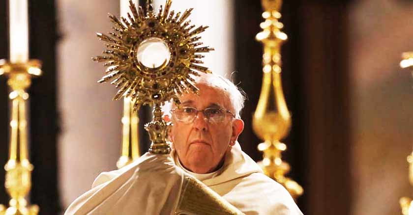 papa francisco sostiene jesus sacramentado que es la misa  la eucaristia