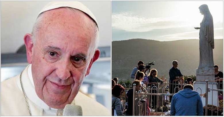 papa francisco sostiene microfono entrevista avion papal monumento virgen medjugorje