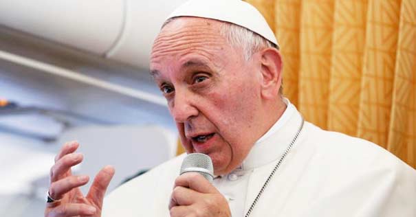 papa francisco sostiene microfono vuelo papal avion cracovia