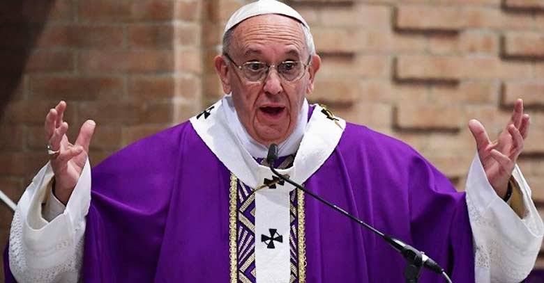 papa francisco vestido de purpura manos abiertas 