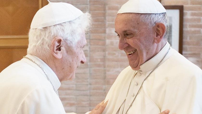 papa francisco visita papa emerito benedicto xvi por su cumpleanos 