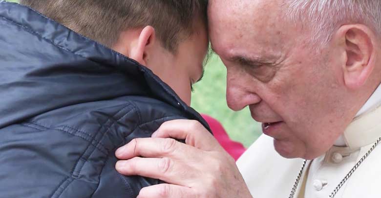 papa francisco visita roma abraza un nino consuelo pregunta si su papa esta en el cielo