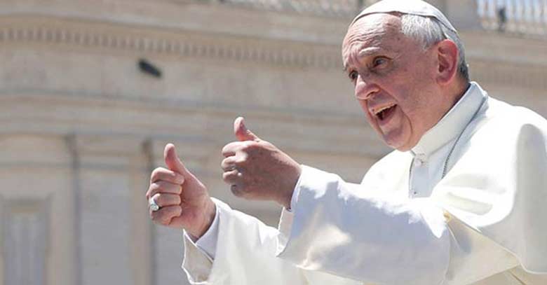 papa franciso senal ol dos pulgares arriba vaticano 