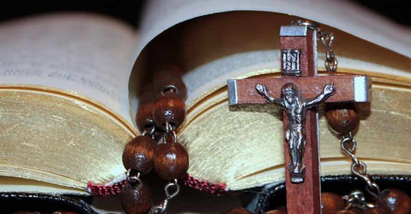 pasos para realizar una buena meditacion catolica cruz biblia