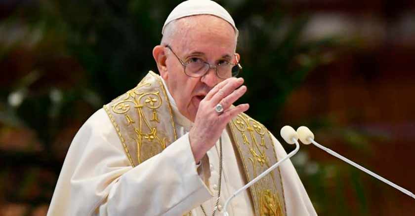 pope francis times of trial never give in to despair