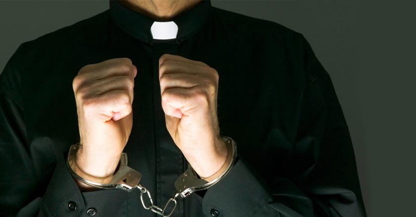 sacerdote esposa con su habito puesto violar secreto de confesion