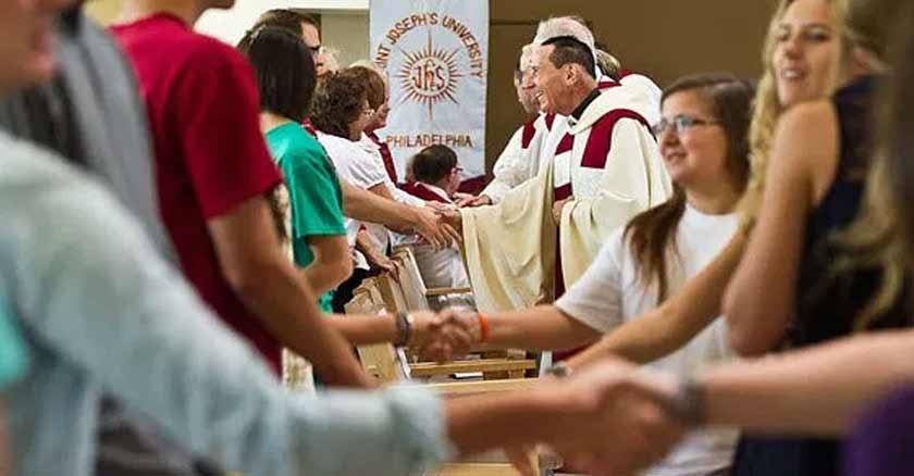 sacerdote no debe abandonar altar durante saludo de paz en misa