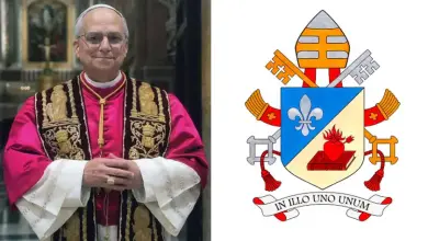 Escudo oficial del Papa retrao oficial Papa Leon XIV y firma
