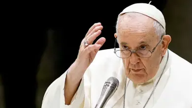 Papa Francisco: Antes de juzgar a los Demás, Mírate en un Espejo