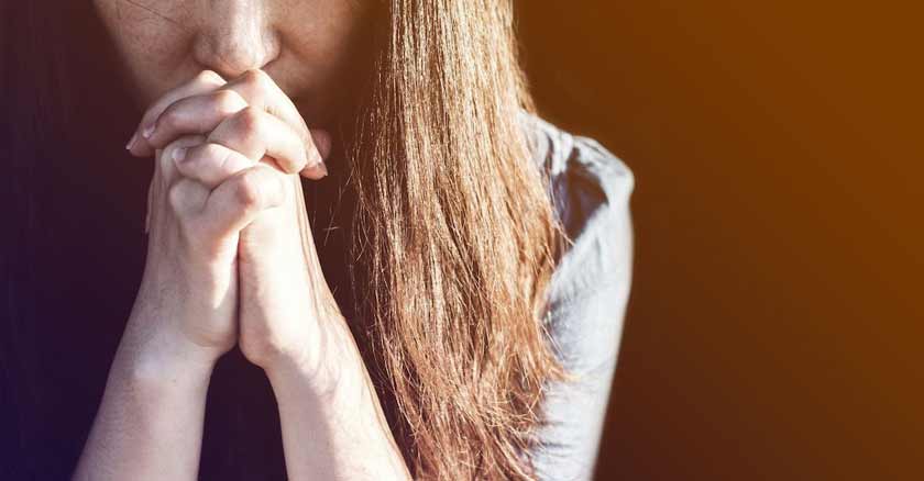 Prayer to live a Holy Week with confidence and freedom from anxiety woman praying