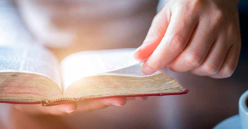consejos para crecer en la vida de oracion leyendo biblia mano