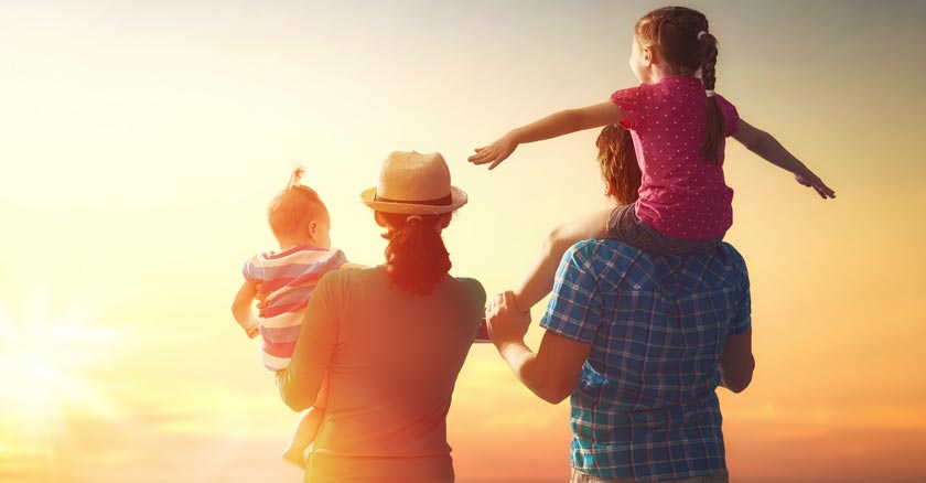 familia esposo esposa hija e hijo mirando el ocaso atardecer dia 