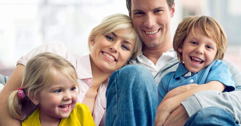 familia reunida felices sonriendo papa mama hijo hija sentados dia 