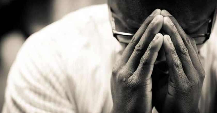 hombre orando secreto revelado por jesus para la oracion