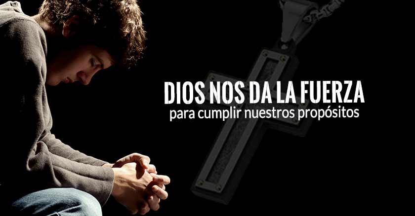 joven orando Dios nos da la fuerza para cumplir con los propositos