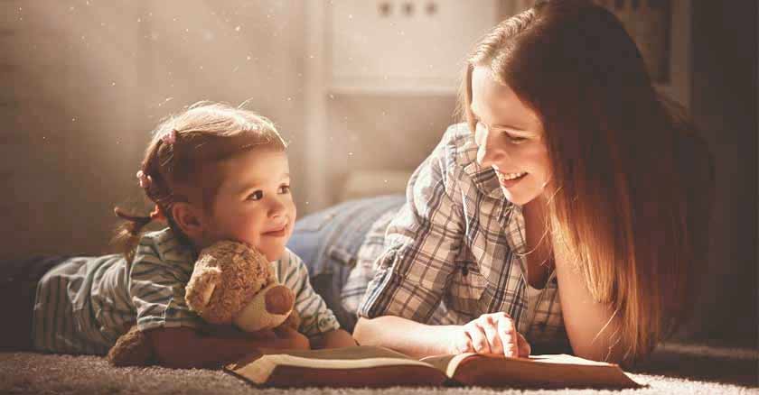 leer la biblia con los hijos madre hija leyendo