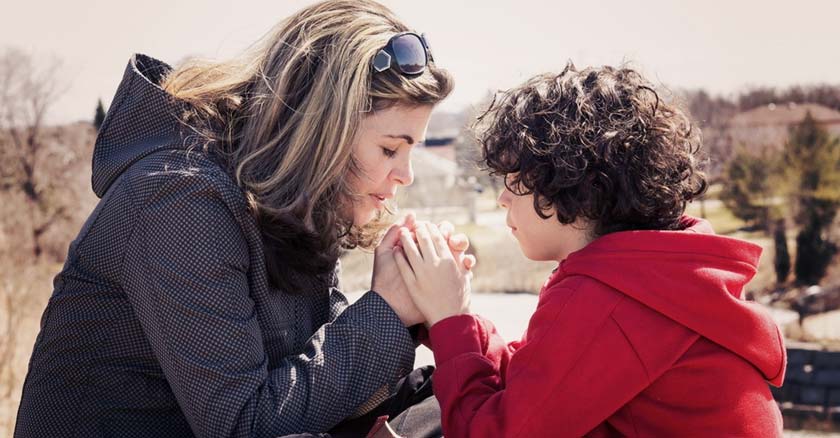 mujer madre e hijo orando a dios por proteccion bendicion oracion mama