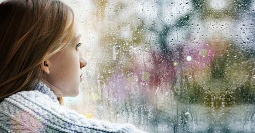 mujer mirando ventana gotas lluvia oracion sanacion interior