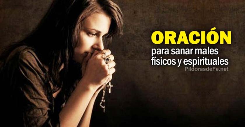 mujer rezando haciendo oracion con un rosario en la mano