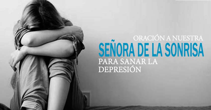 mujer sentada triste recostada de pared blaco y negro senora de la sonrisa depresion